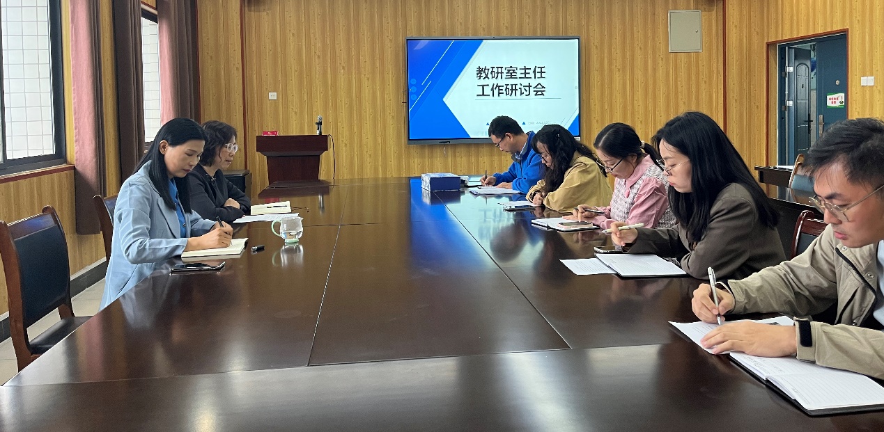 会议室里的人们描述已自动生成 会议室里的人们描述已自动生成