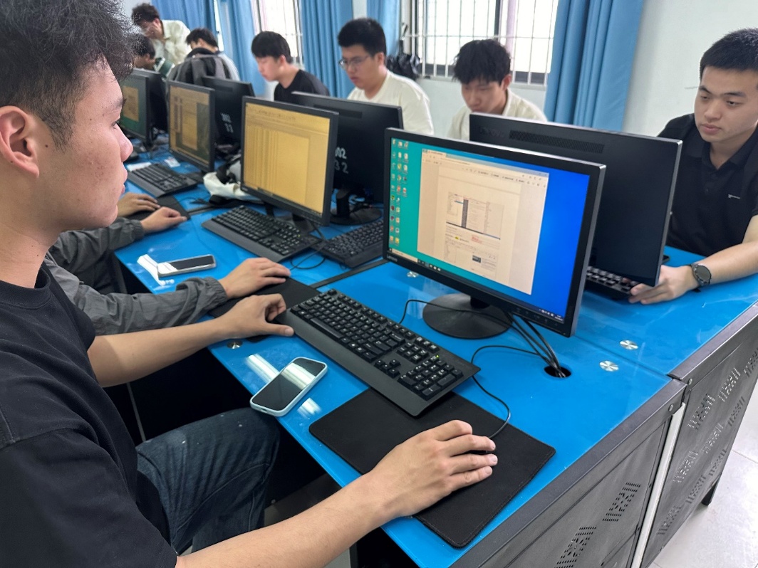 一群人在看电脑AI 生成的内容可能不正确。